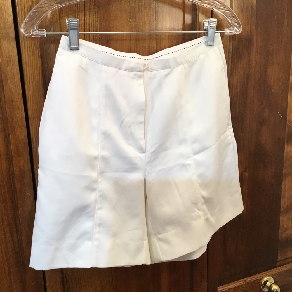 Elegant Liz Golf shorts, size 4, NWOT, front zip & 2 button, rear pocket,
